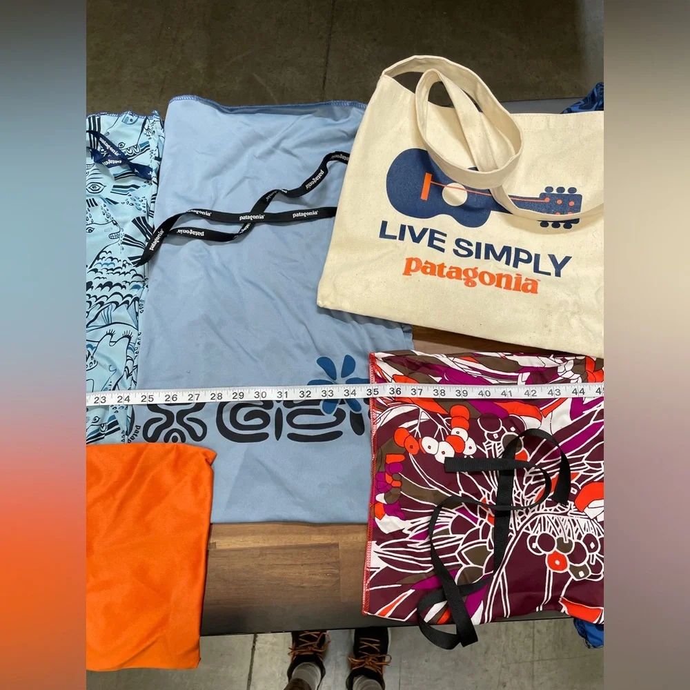 8 various sized Patagonia reusable bags